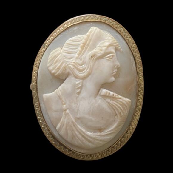 1910’s - 1920’s Antique Italian 18K Gold Shell Cameo Brooch - Picture 1 of 9